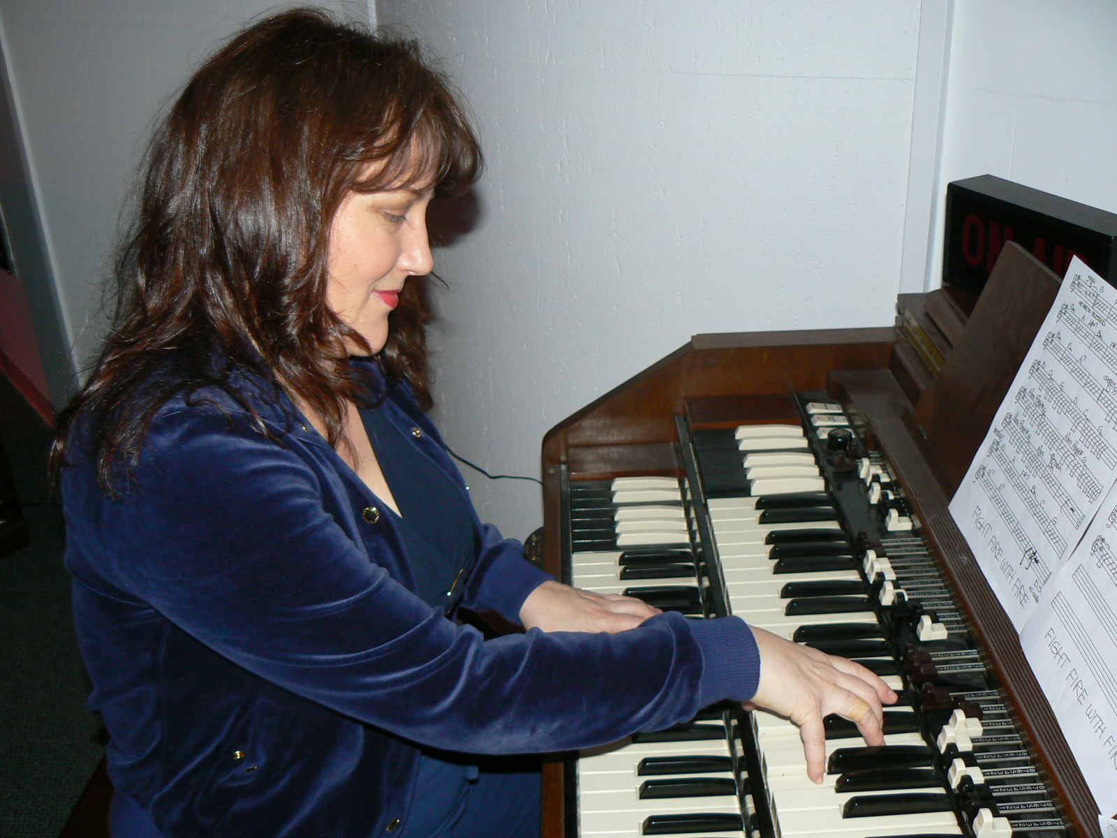 Rebeca Randle, at the Hammond Organ